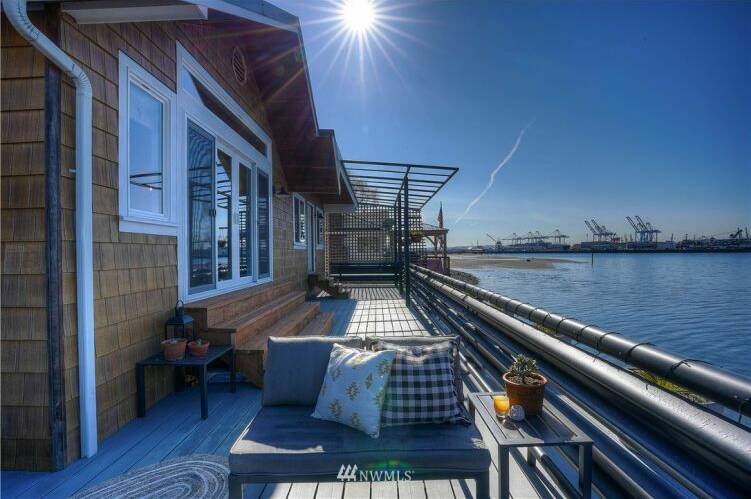 Remodeled Waterfront Home In NE Tacoma deck